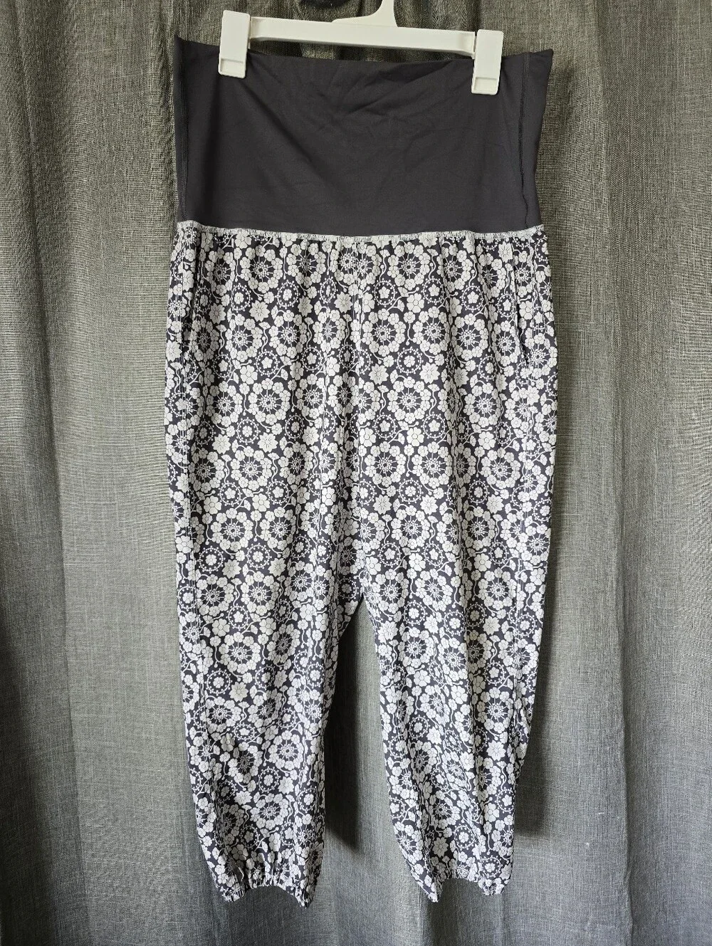Lululemon Om Pants in Twiggy Printed Nimbus Soot Size 10 Grey And White